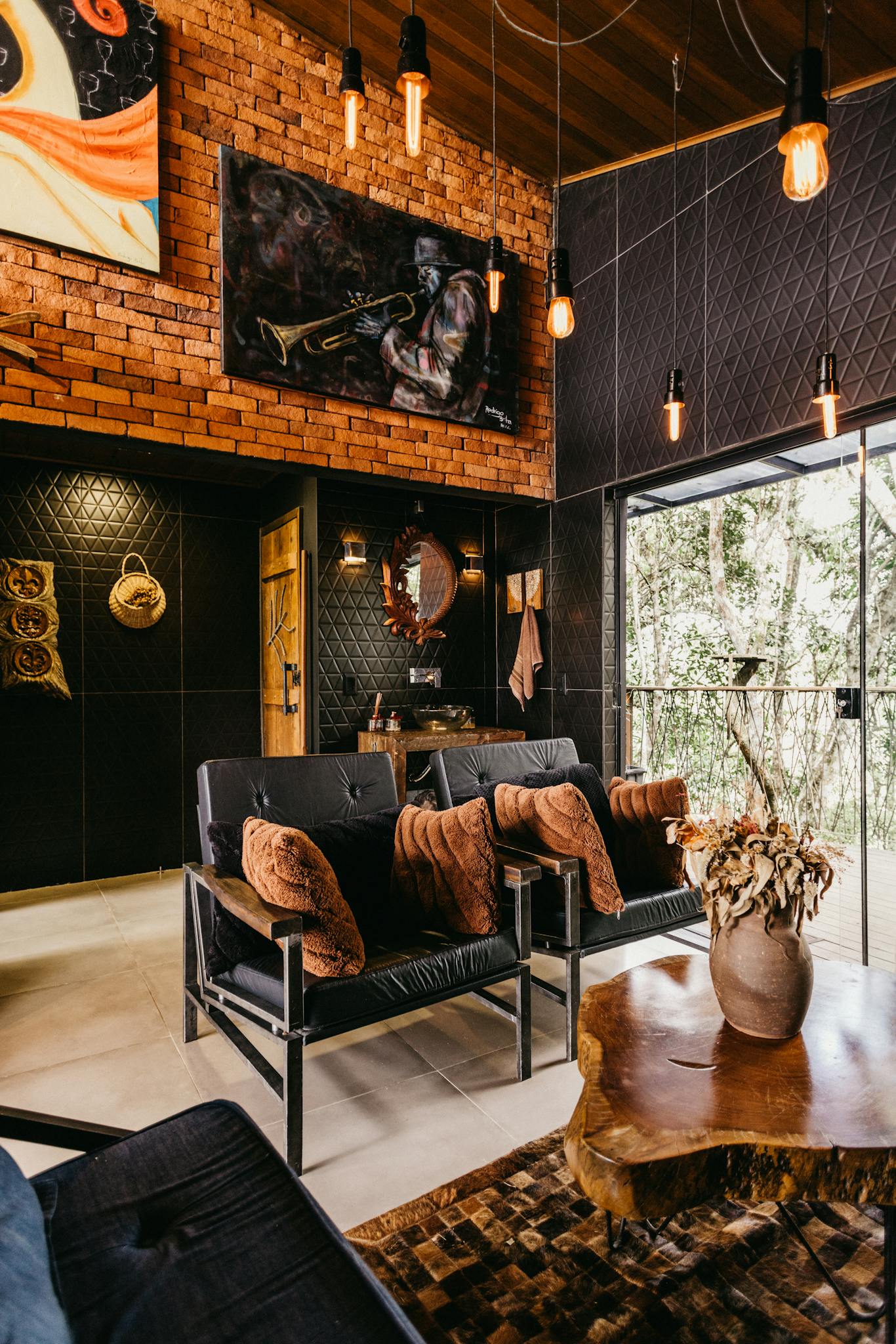 A stylish and comfortable living room with brick walls and modern decor in Espírito Santo, Brasil.
